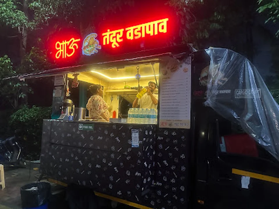 Bhau Tandoor Vadapav