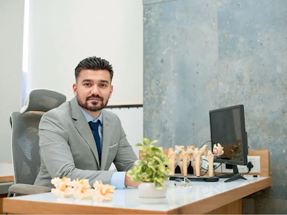 Foto de Dr. Ankit Meshram - Best Orthopedic Surgeon in Malad | Robotic Knee Replacement | Arthroscopy | Fracture & Trauma Care