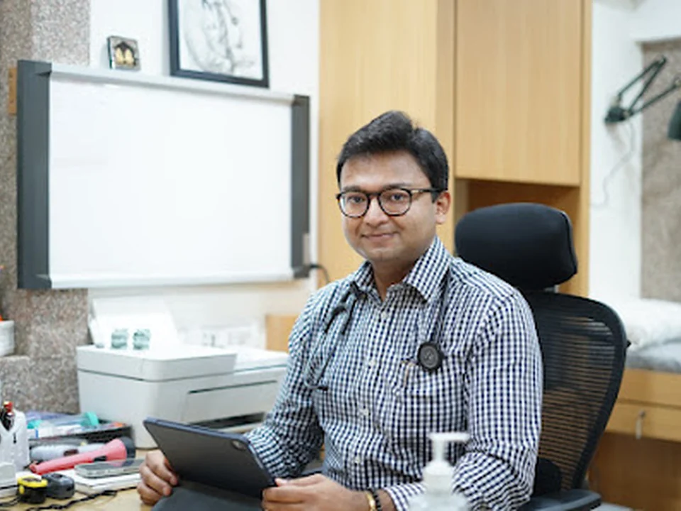 Dr Avya Bansal, MD, Pulmonologist in Mumbai, Chest Physician, Respiratory & Sleep Disorders Specialist, Lung Doctor in Mumbai