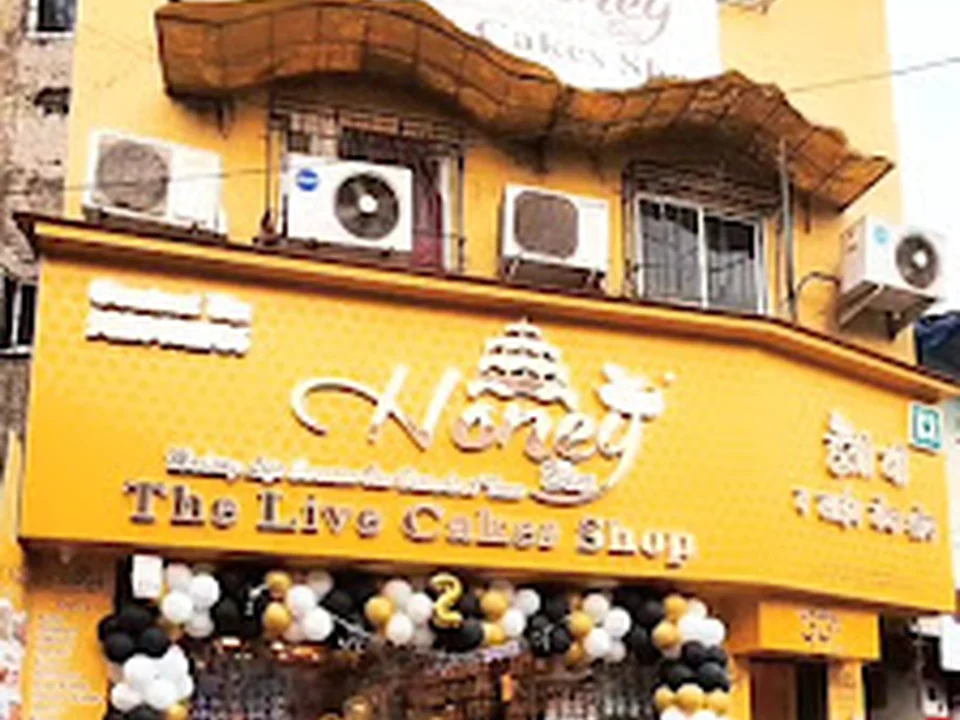 Honey Bee The live Cakes Shop