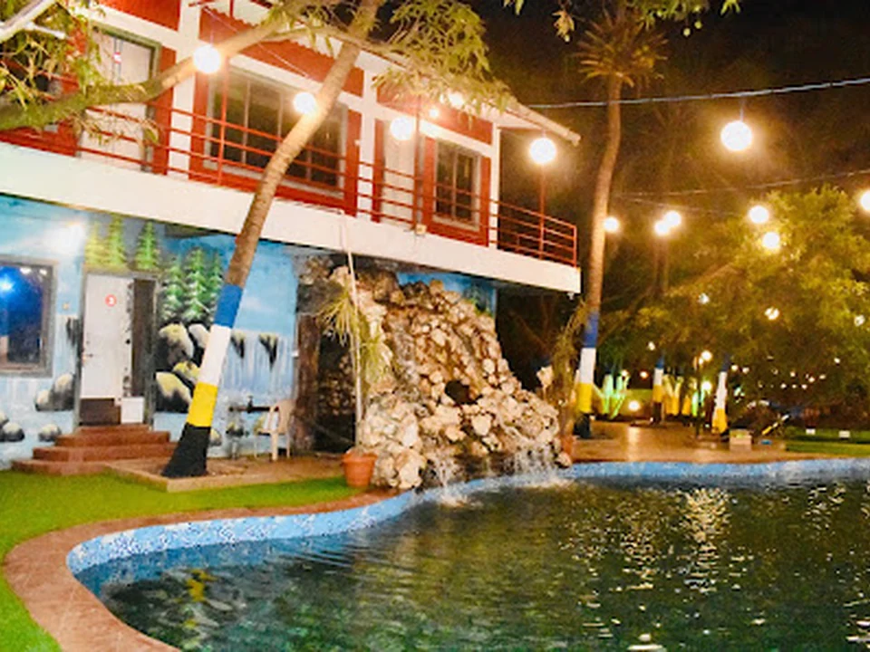 Hotel On Rocks