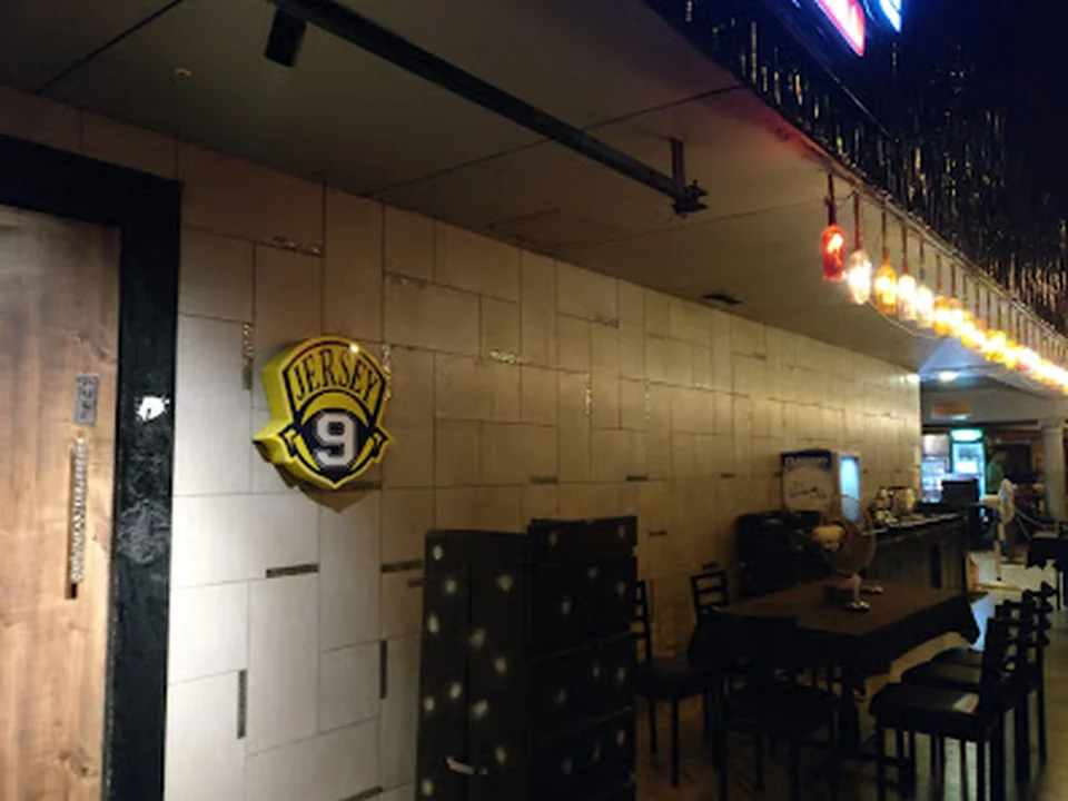J 9 Sports Bar
