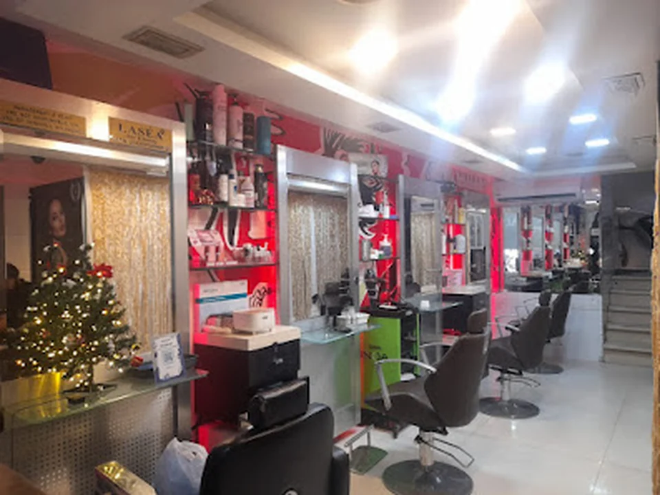 Laura Salon in Girgaon