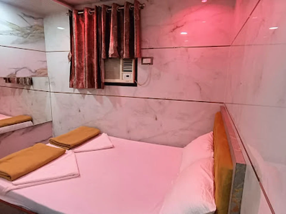 Madhu Palace Lodging