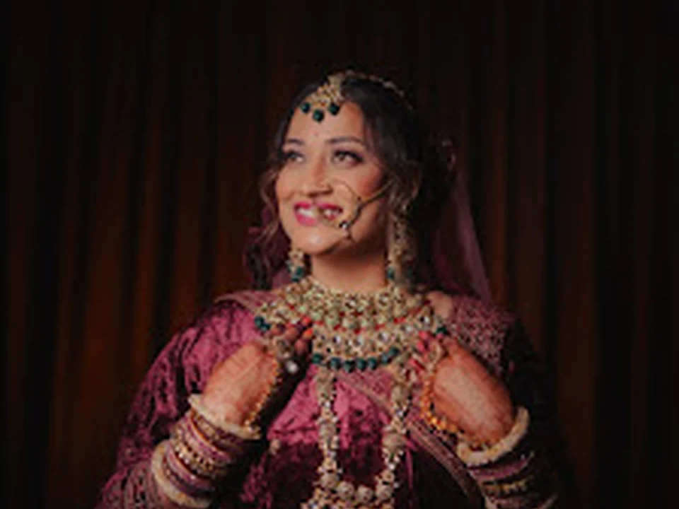 Mirror & faces Makeup Academy