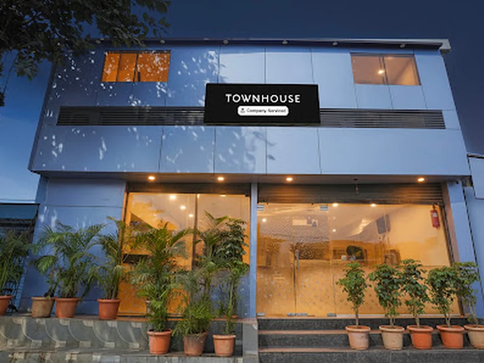 Townhouse by OYO LBS Road BKC Formerly Royal Palace