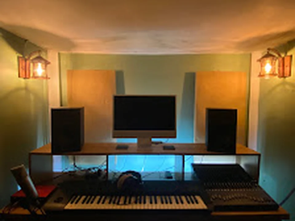 Tune In-Records & Music Studio