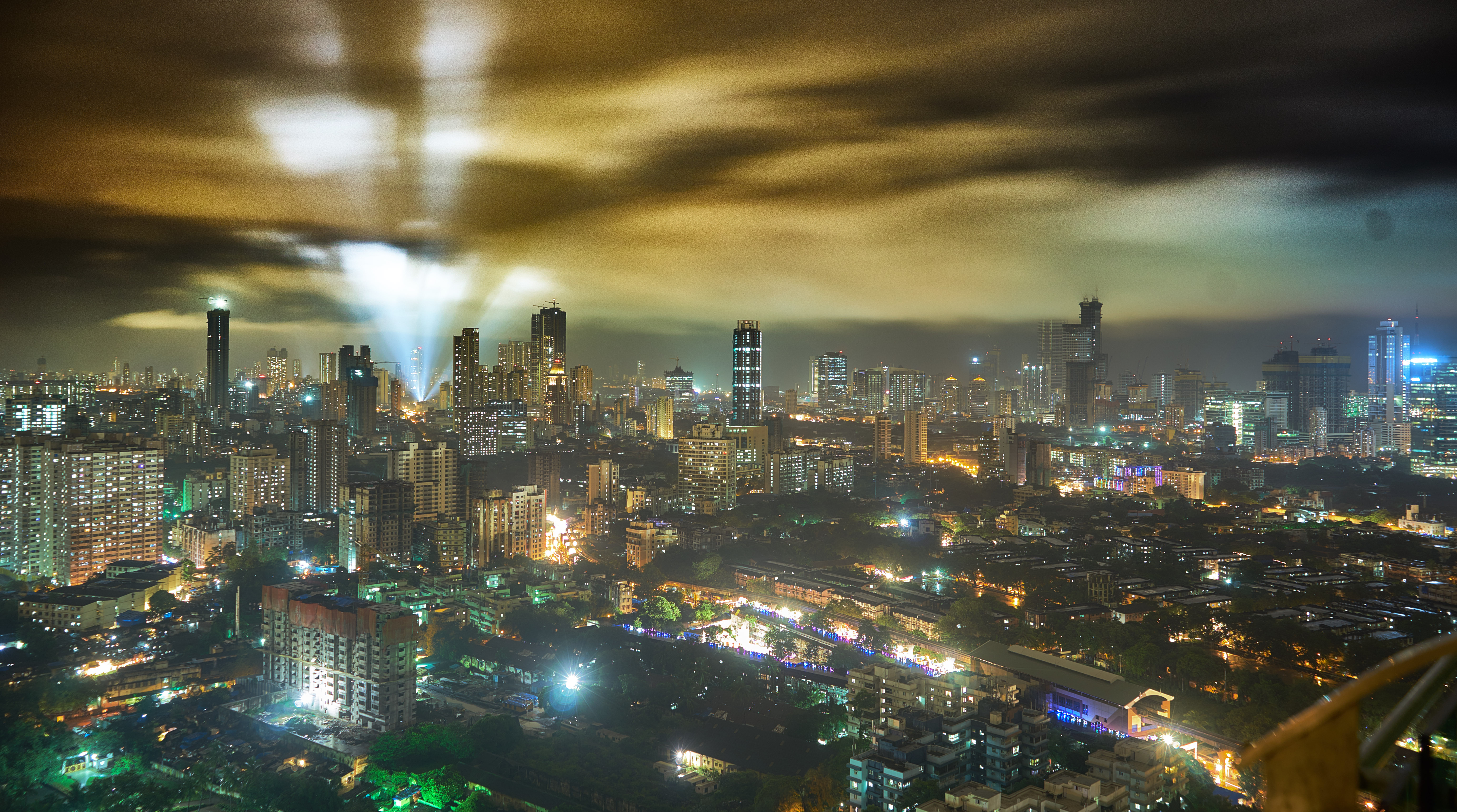 Tejados, edificios y calles densamente iluminados en Mumbai durante la noche