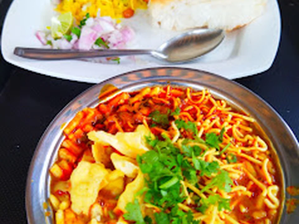Gavkari chuli varchi misal (Puneri)- best misal in thane, Mumbai