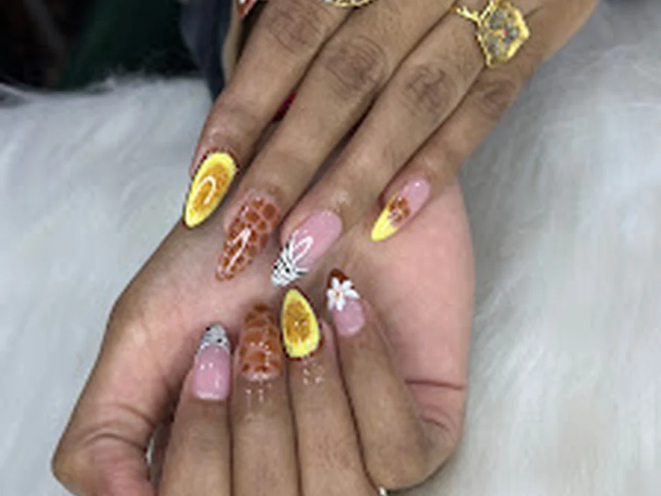KUTS & KOLOR Luxury Unisex Salon, Mumbai