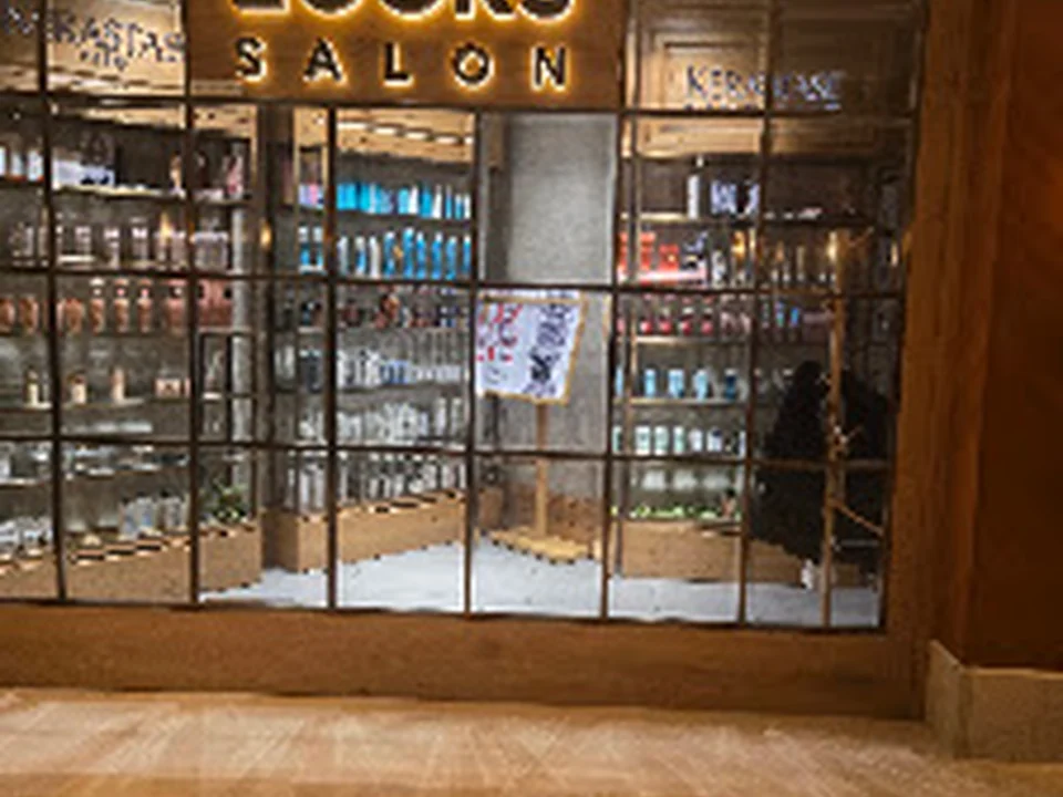 Looks Salon, Mumbai